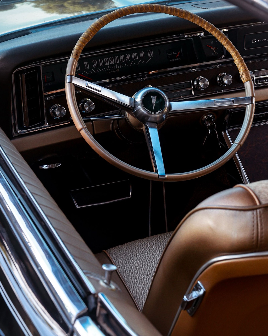 Classic steering wheel, dashboard and saddle leather seat